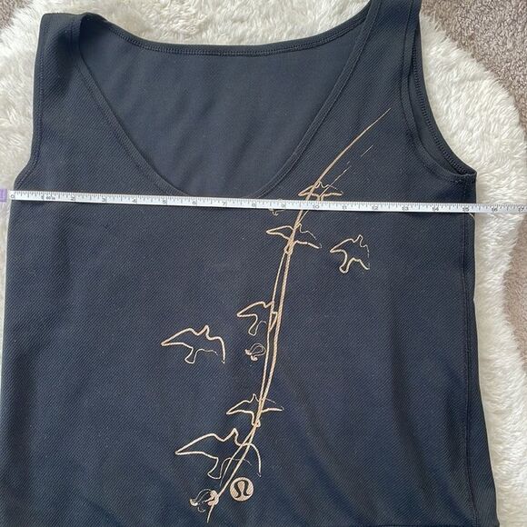 𝅺Lululemon Black Athletic Tank Top with Gold Bird Design Fits Like a Size 6 - Picture 9 of 10